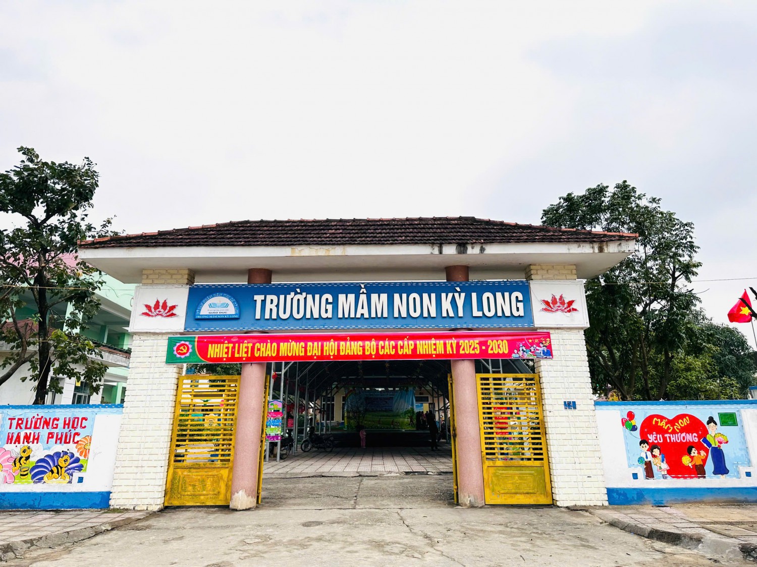 CHI BỘ TRƯỜNG MẦM NON KỲ LONG  RA QUÂN TẠO CẢNH QUAN MÔI TRƯỜNG HOÀN THÀNH CÁC CÔNG TRÌNH CHÀO MỪNG ĐẠI HỘI ĐẢNG CÁC CẤP VÀ ĐẠI HỘI ĐIỂM PHƯỜNG KỲ LONG KHÓA XXVIII NHIỆM KỲ: 2025-2030