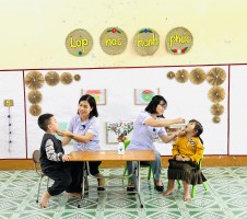 TRƯỜNG MẦM NON KỲ LONG PHỐI HỢP VỚI TRẠM Y TẾ TỔ CHỨC CHO TRẺ UỐNG  VITAMIN A VÀ UỐNG THUỐC TẨY GIUN