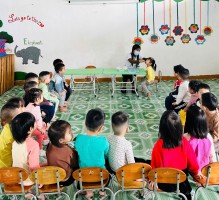 TRƯỜNG MẦM NON KỲ LONG PHỐI HỢP VỚI TRẠM Y TẾ PHƯỜNG KỲ LONG CHO TRẺ UỐNG VITAMIN A VÀ THUỐC TẨY GIUN