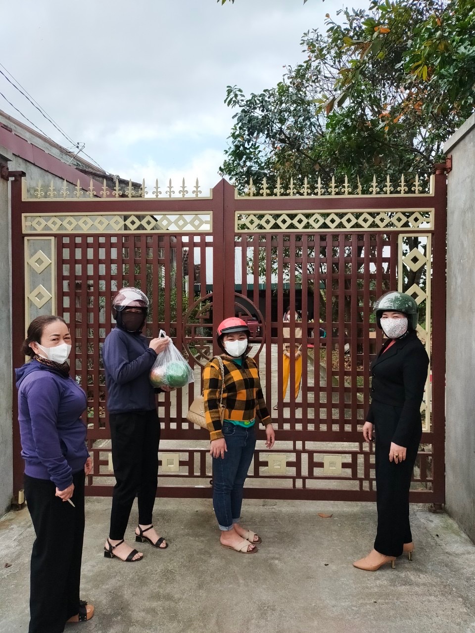 CÔNG ĐOÀN TRƯỜNG MẦM NON KỲ LONG ĐỘNG VIÊN THĂM HỎI GIA ĐÌNH ĐOÀN VIÊN BỊ COVID -19